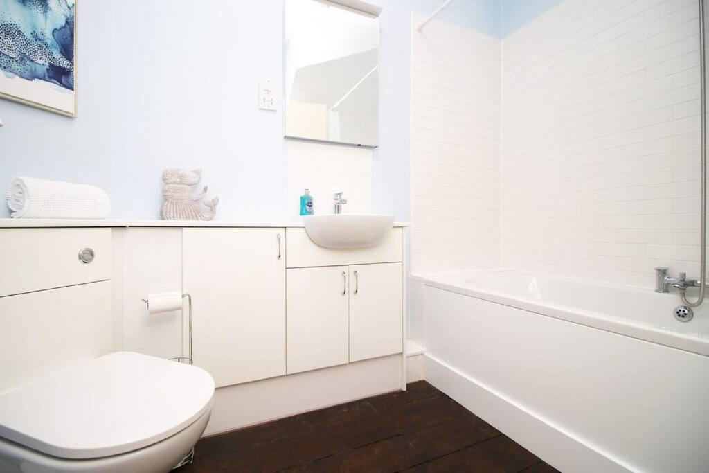 Apartment 2 Bedroom Apartment, 5 Guests Welcome, Free Off-peak Parking