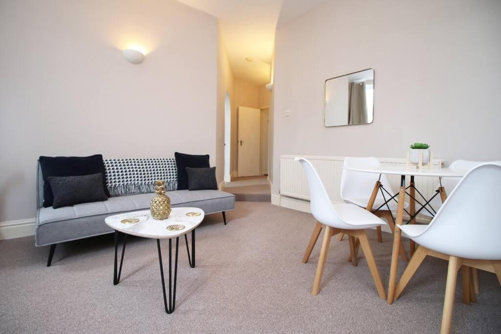 Apartment 2 Bedroom Apartment, 5 Guests Welcome, Free Off-peak Parking *