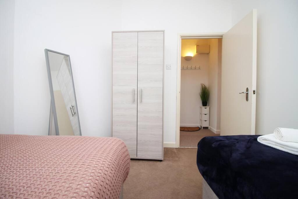 Apartment 2 Bedroom Apartment, 5 Guests Welcome, Free Off-peak Parking Bristol