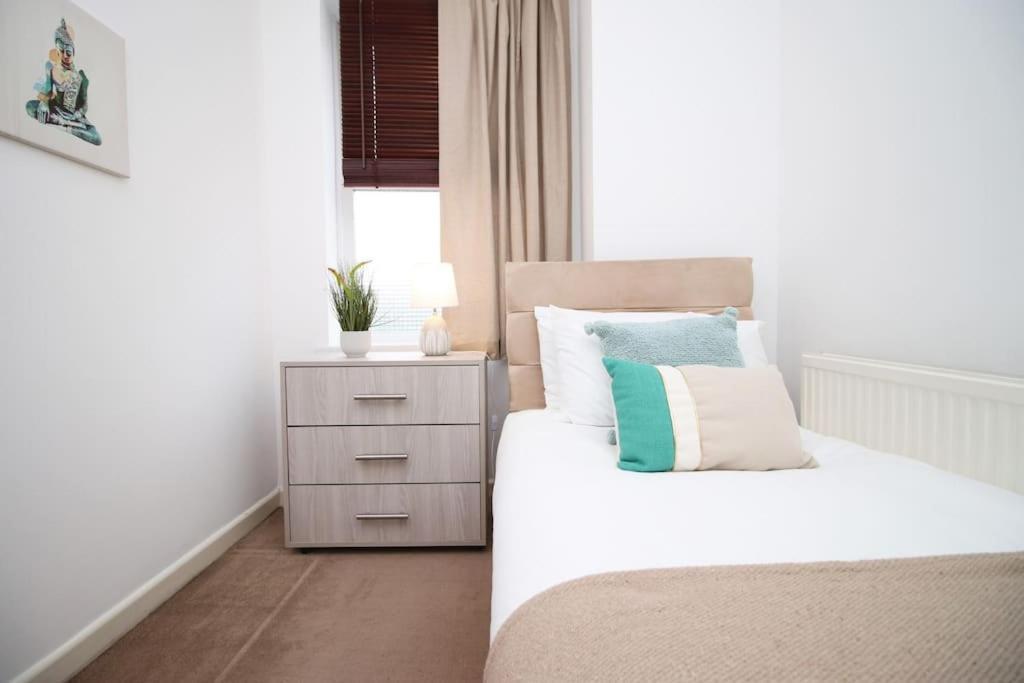 2 Bedroom Apartment, 5 Guests Welcome, Free Off-peak Parking * Bristol