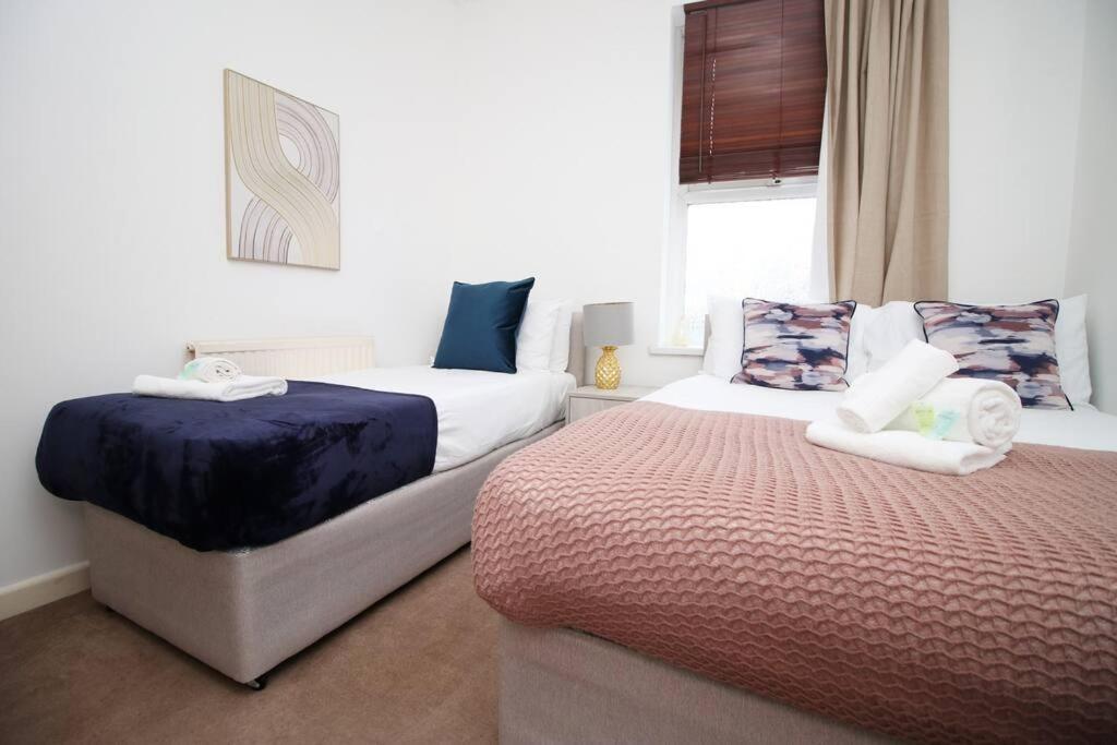 2 Bedroom Apartment, 5 Guests Welcome, Free Off-peak Parking