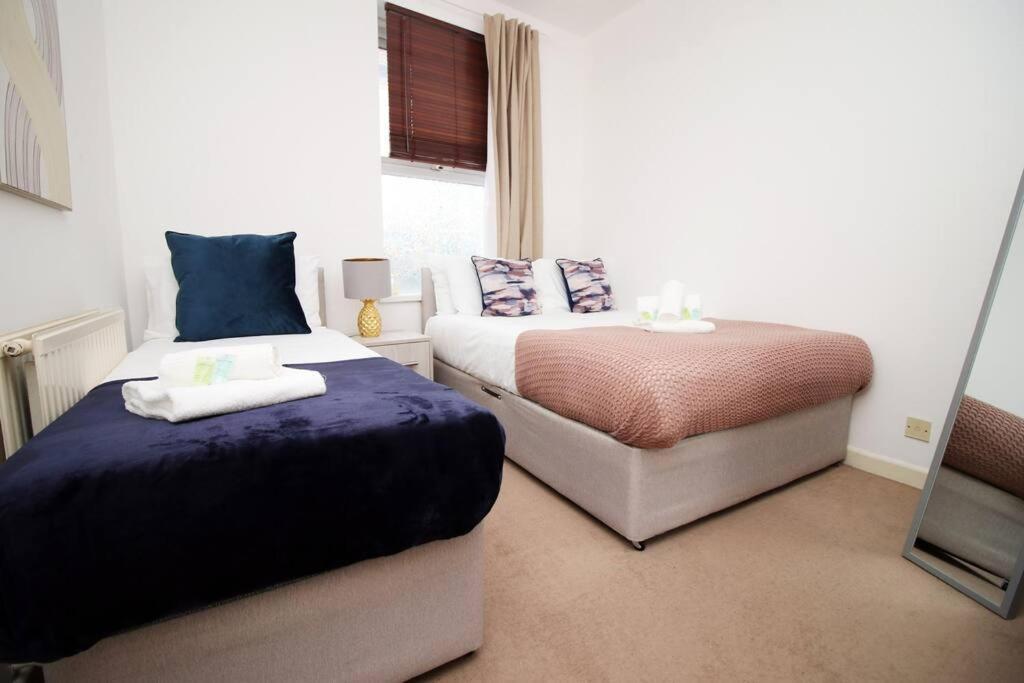 2 Bedroom Apartment, 5 Guests Welcome, Free Off-peak Parking Apartment