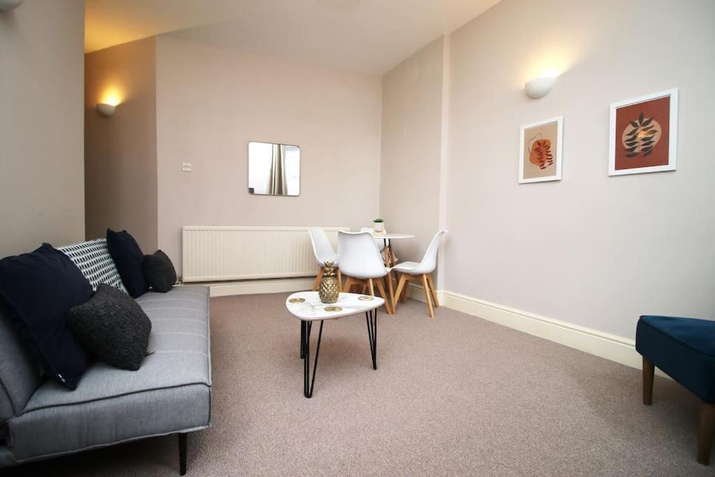 Apartment 2 Bedroom Apartment, 5 Guests Welcome, Free Off-peak Parking