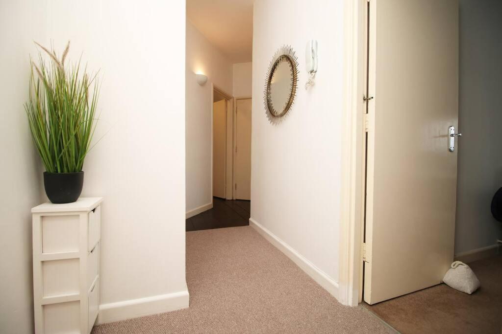 2 Bedroom Apartment, 5 Guests Welcome, Free Off-peak Parking Apartment Bristol