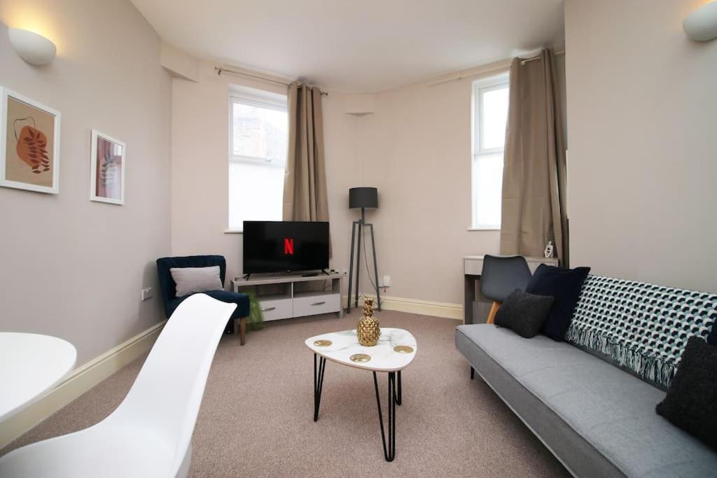 2 Bedroom Apartment, 5 Guests Welcome, Free Off-peak Parking Bristol