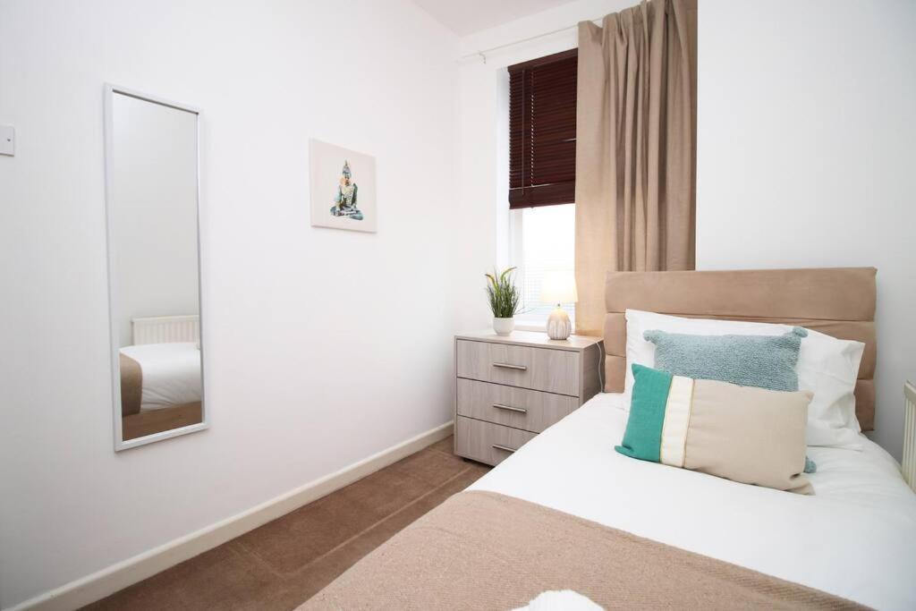 2 Bedroom Apartment, 5 Guests Welcome, Free Off-peak Parking