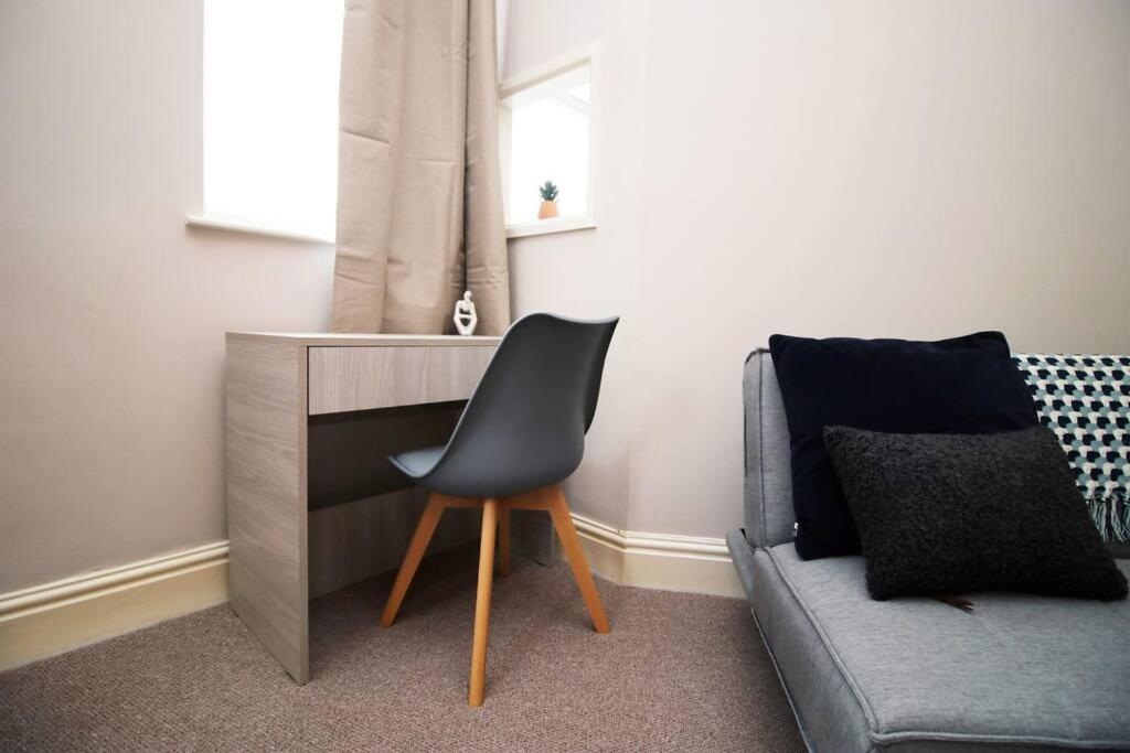 2 Bedroom Apartment, 5 Guests Welcome, Free Off-peak Parking Apartment