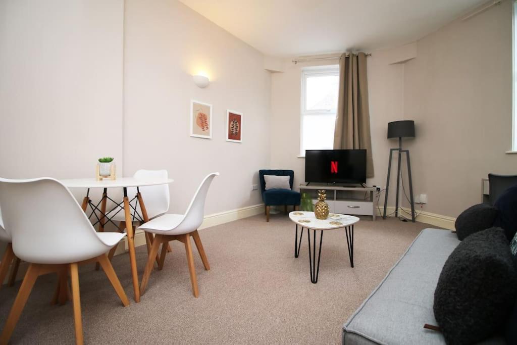 2 Bedroom Apartment, 5 Guests Welcome, Free Off-peak Parking Apartment *