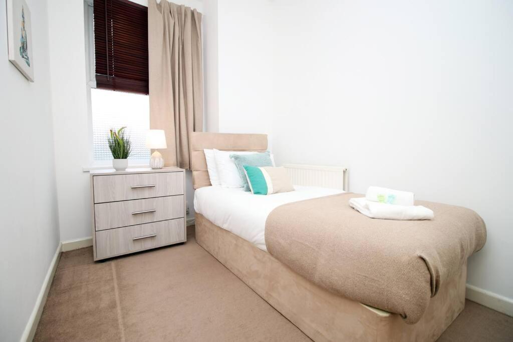 2 Bedroom Apartment, 5 Guests Welcome, Free Off-peak Parking Bristol