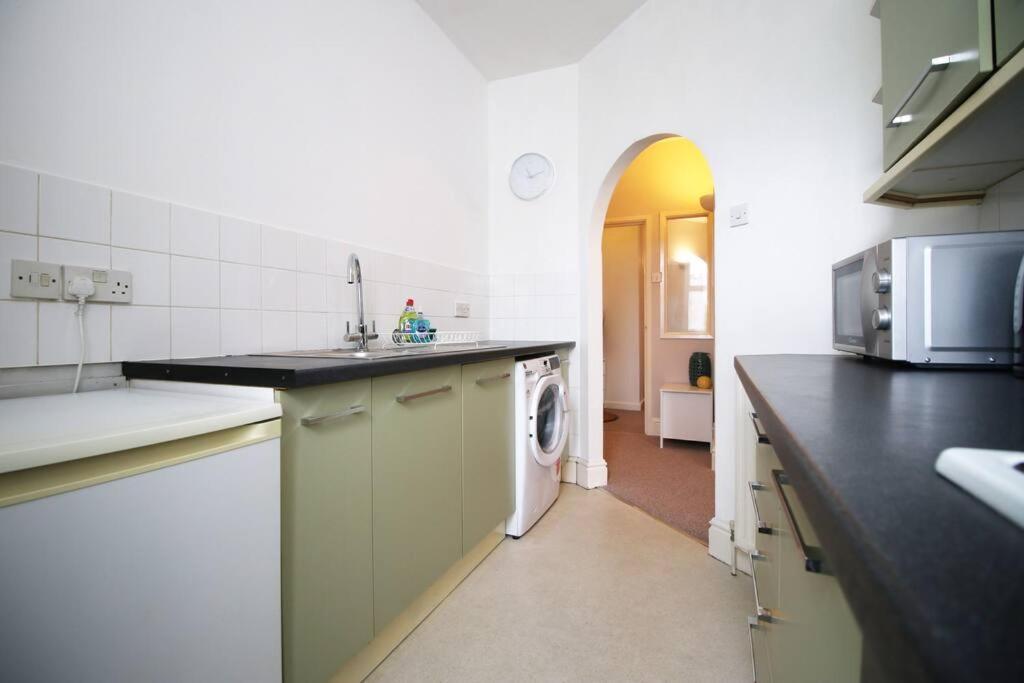 Apartment 2 Bedroom Apartment, 5 Guests Welcome, Free Off-peak Parking