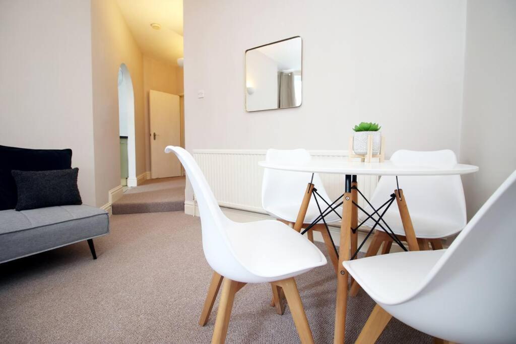 2 Bedroom Apartment, 5 Guests Welcome, Free Off-peak Parking