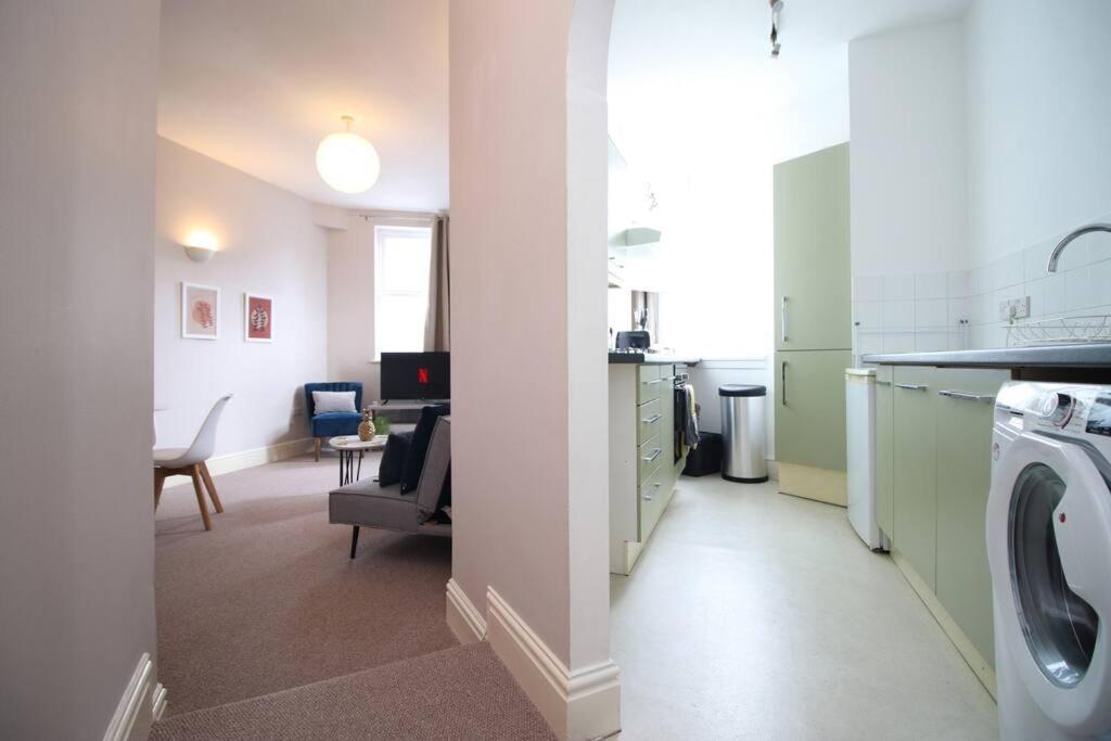 2 Bedroom Apartment, 5 Guests Welcome, Free Off-peak Parking Apartment