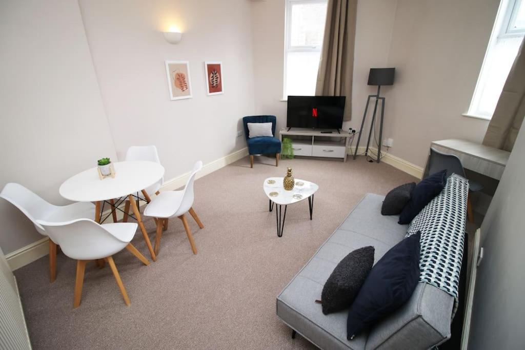 Apartment 2 Bedroom Apartment, 5 Guests Welcome, Free Off-peak Parking *