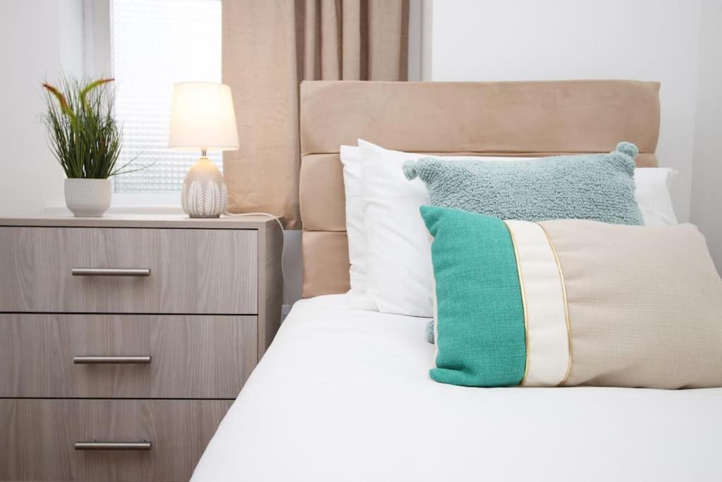 Apartment 2 Bedroom Apartment, 5 Guests Welcome, Free Off-peak Parking Bristol