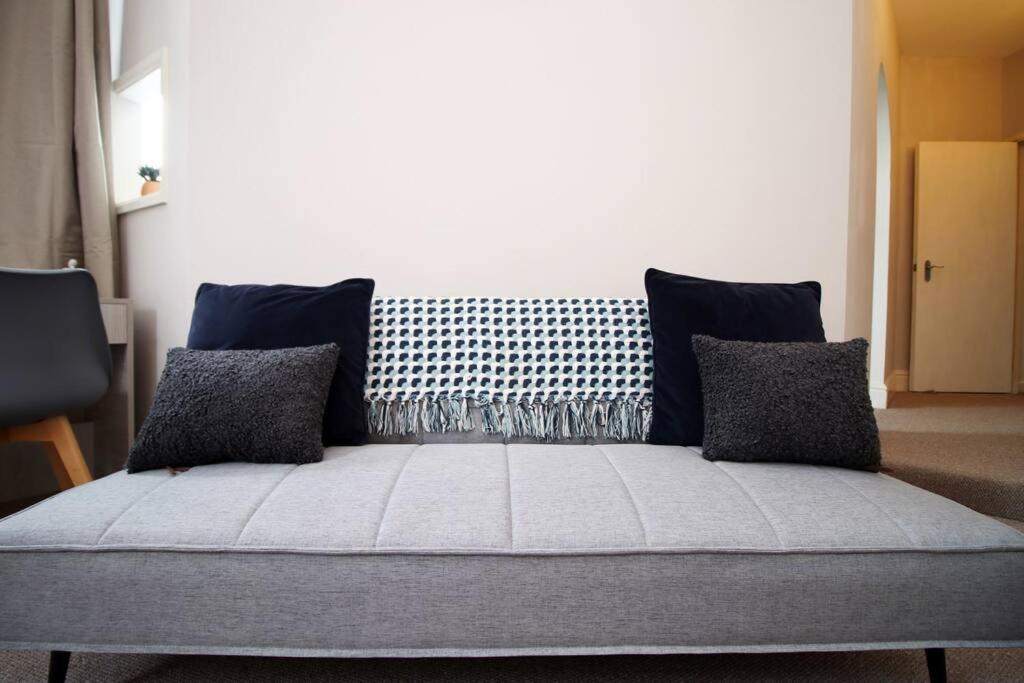 2 Bedroom Apartment, 5 Guests Welcome, Free Off-peak Parking * Bristol