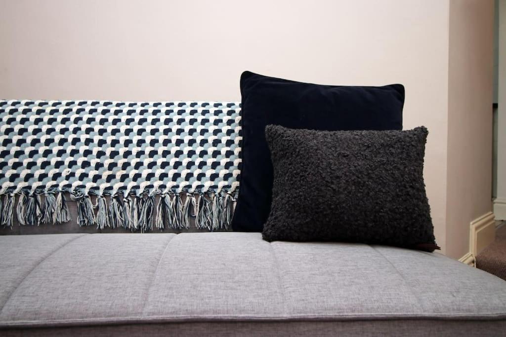 2 Bedroom Apartment, 5 Guests Welcome, Free Off-peak Parking