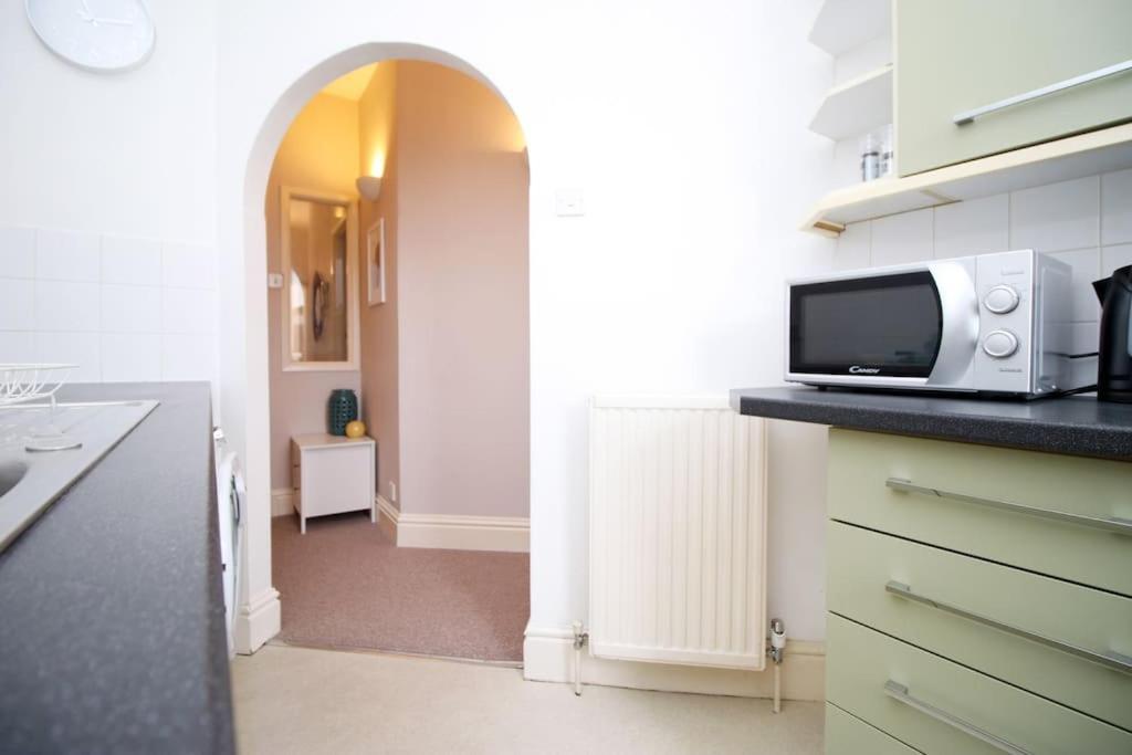 Apartment 2 Bedroom Apartment, 5 Guests Welcome, Free Off-peak Parking *