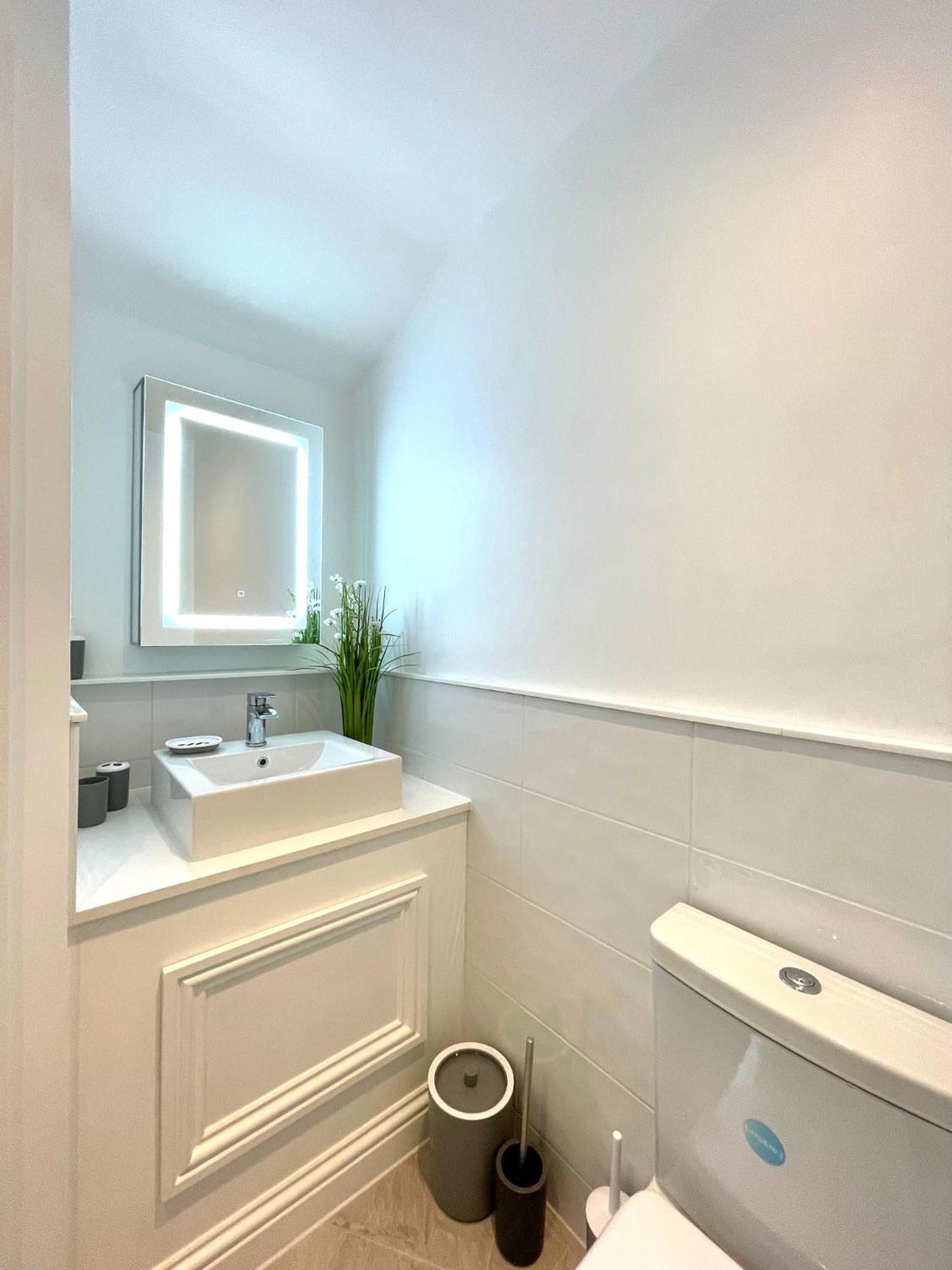 2 Bedroom Stopoverz Apartment Bristol