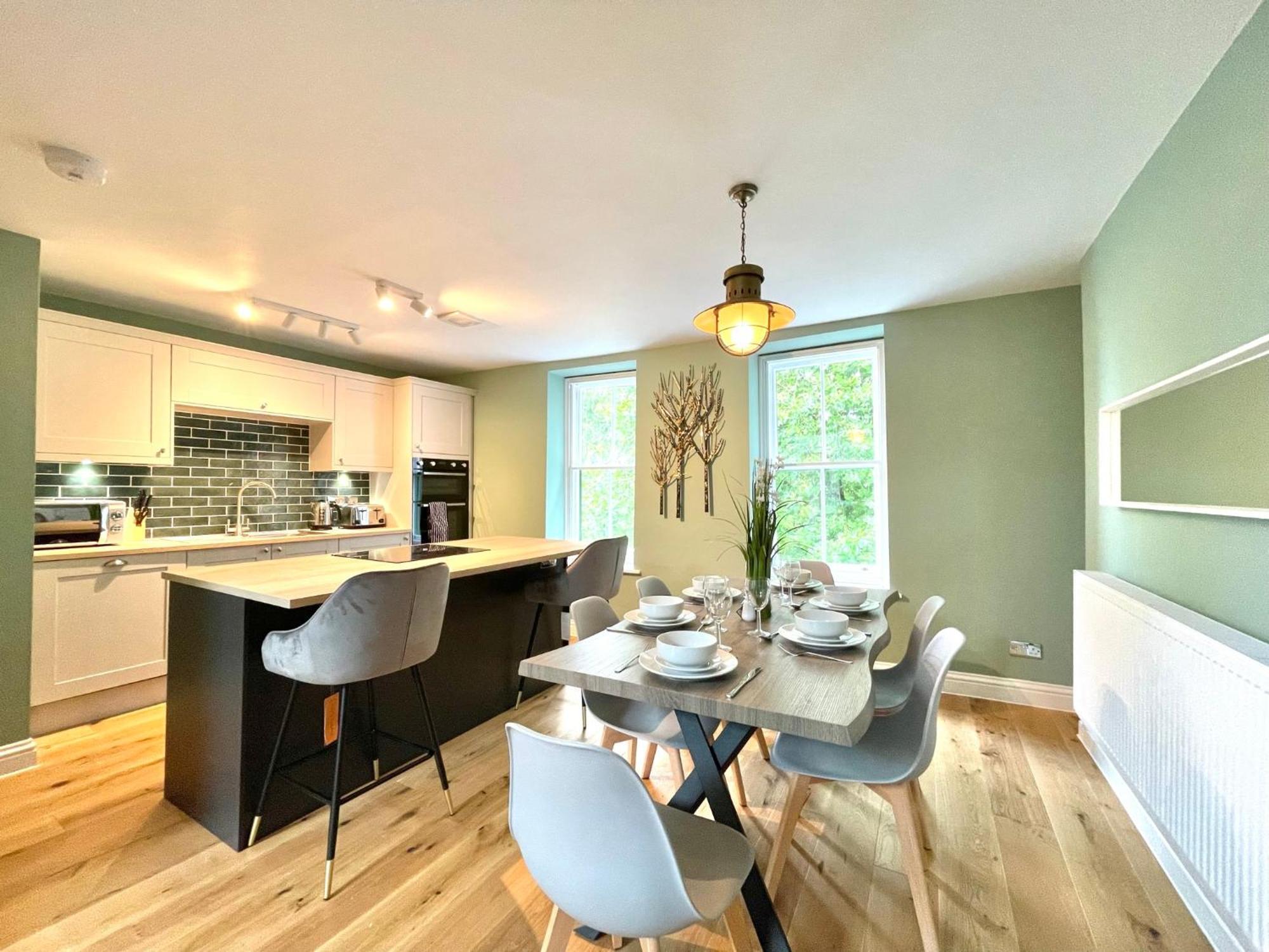 2 Bedroom Stopoverz Apartment Bristol