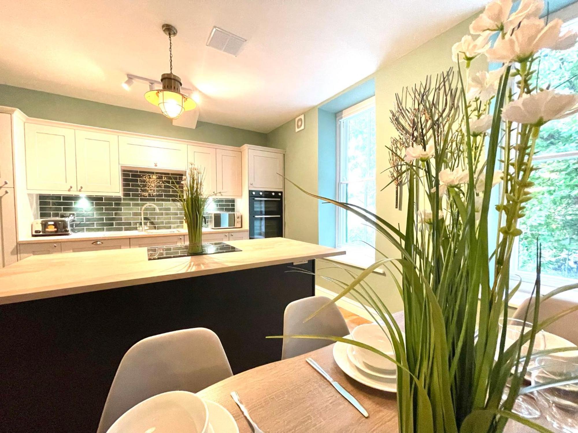 2 Bedroom Stopoverz Apartment *