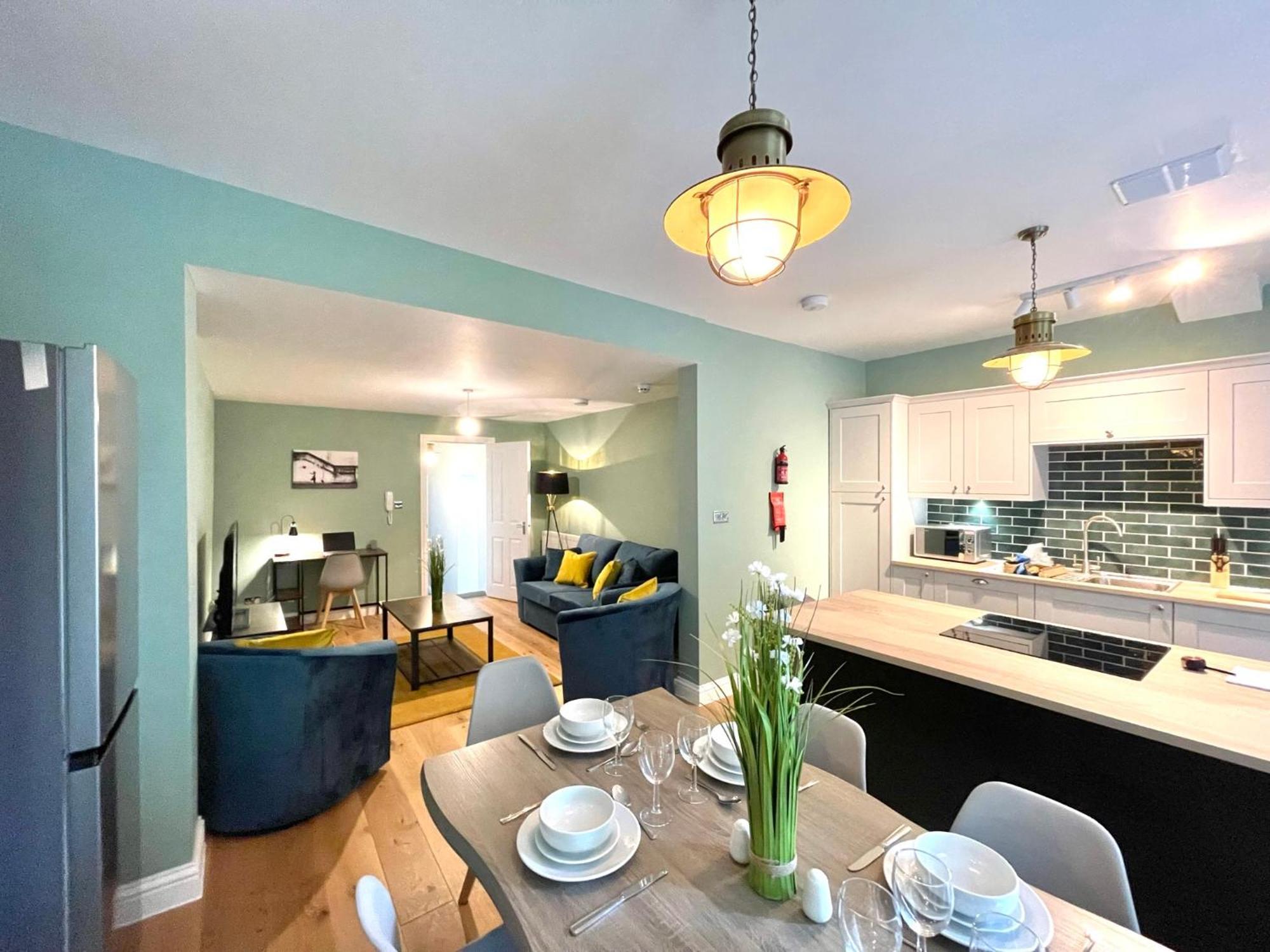 2 Bedroom Stopoverz Apartment *