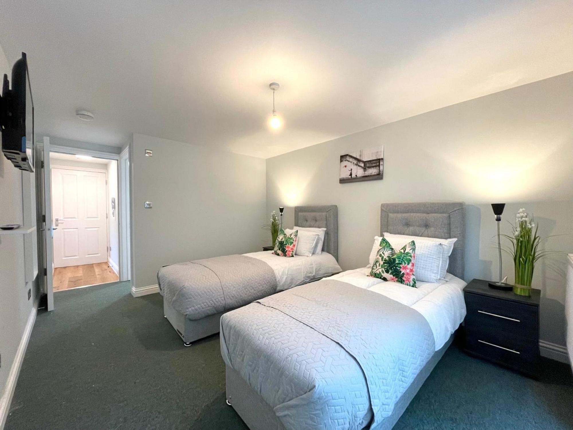 2 Bedroom Stopoverz Apartment Bristol