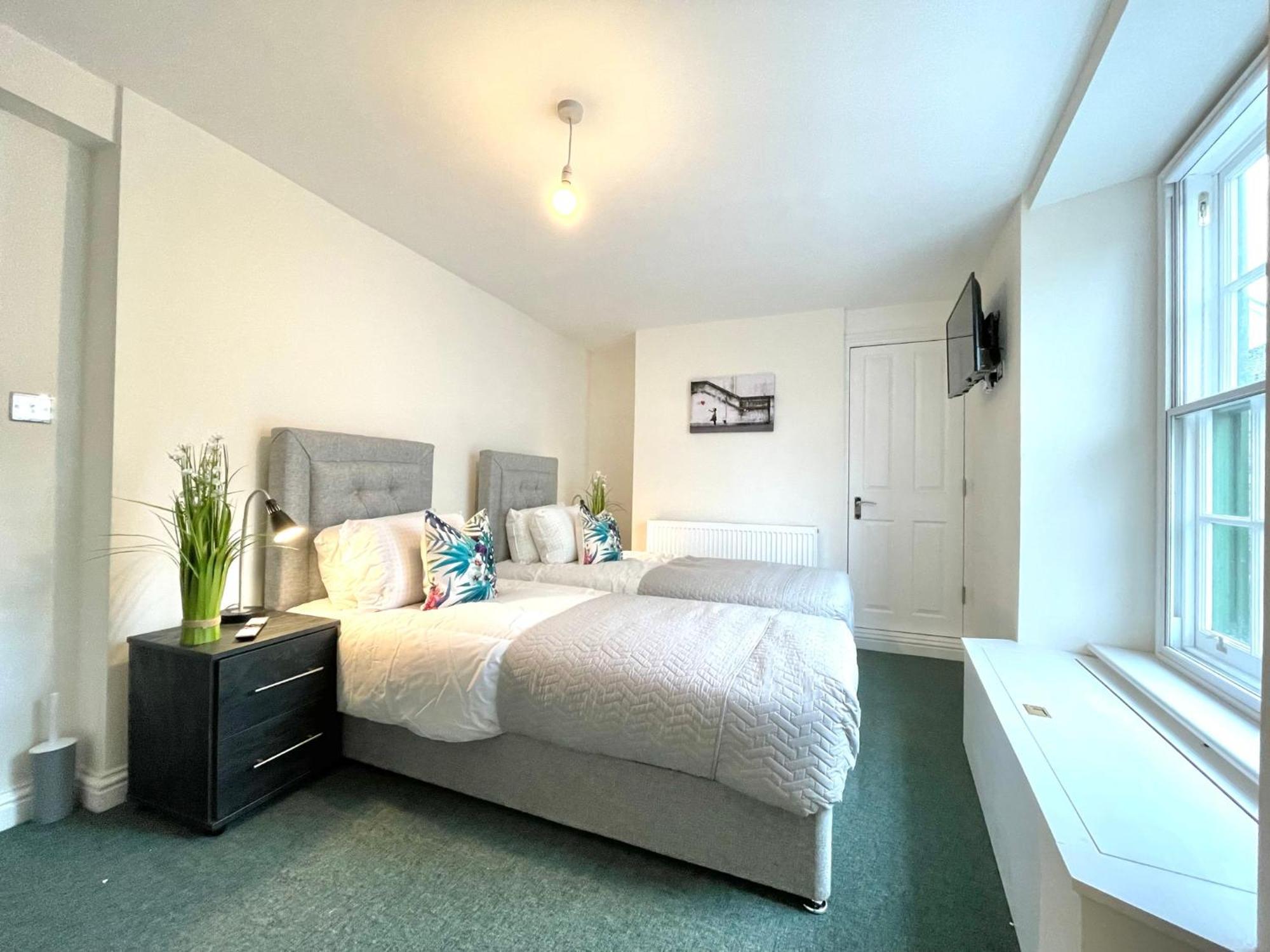 2 Bedroom Stopoverz Apartment *