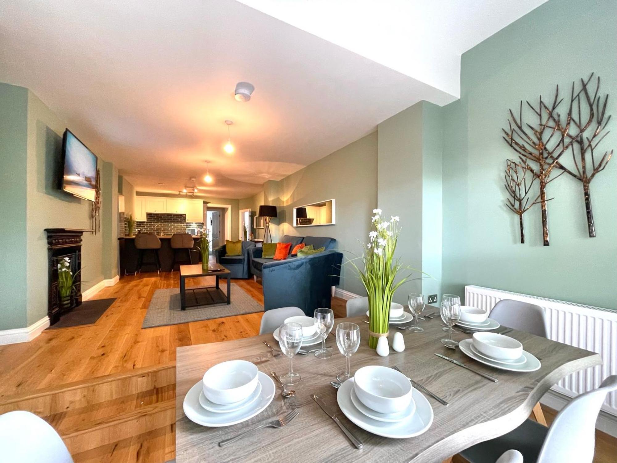 2 Bedroom Stopoverz Apartment Bristol