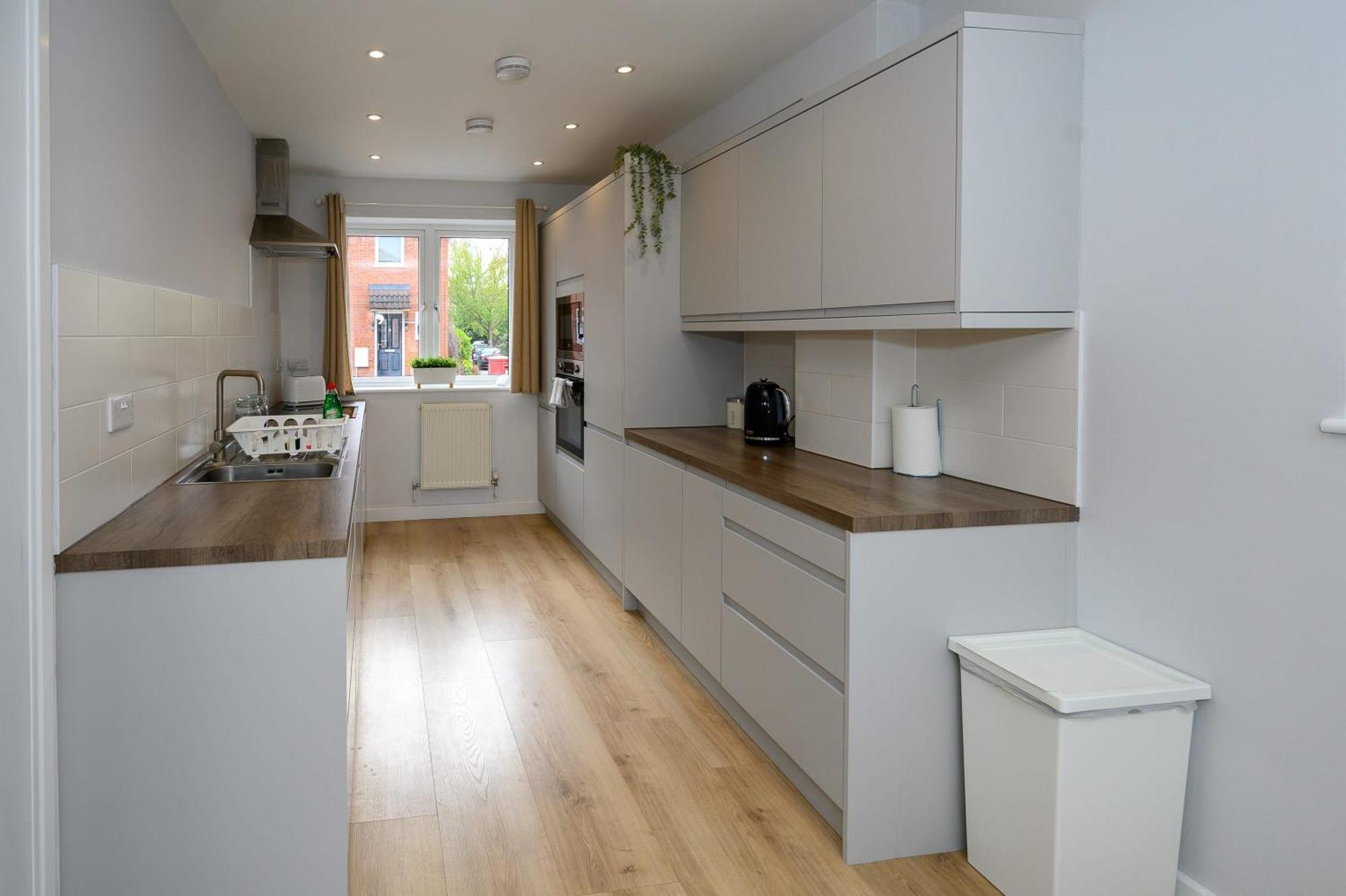 Dings House With Free Parking In Super South West Location By Staystaycations Holiday home