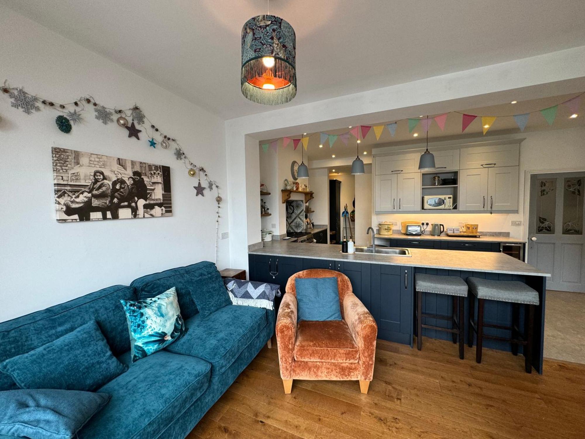 Modern & Vintage Inspired In Old Totterdown Guest house *