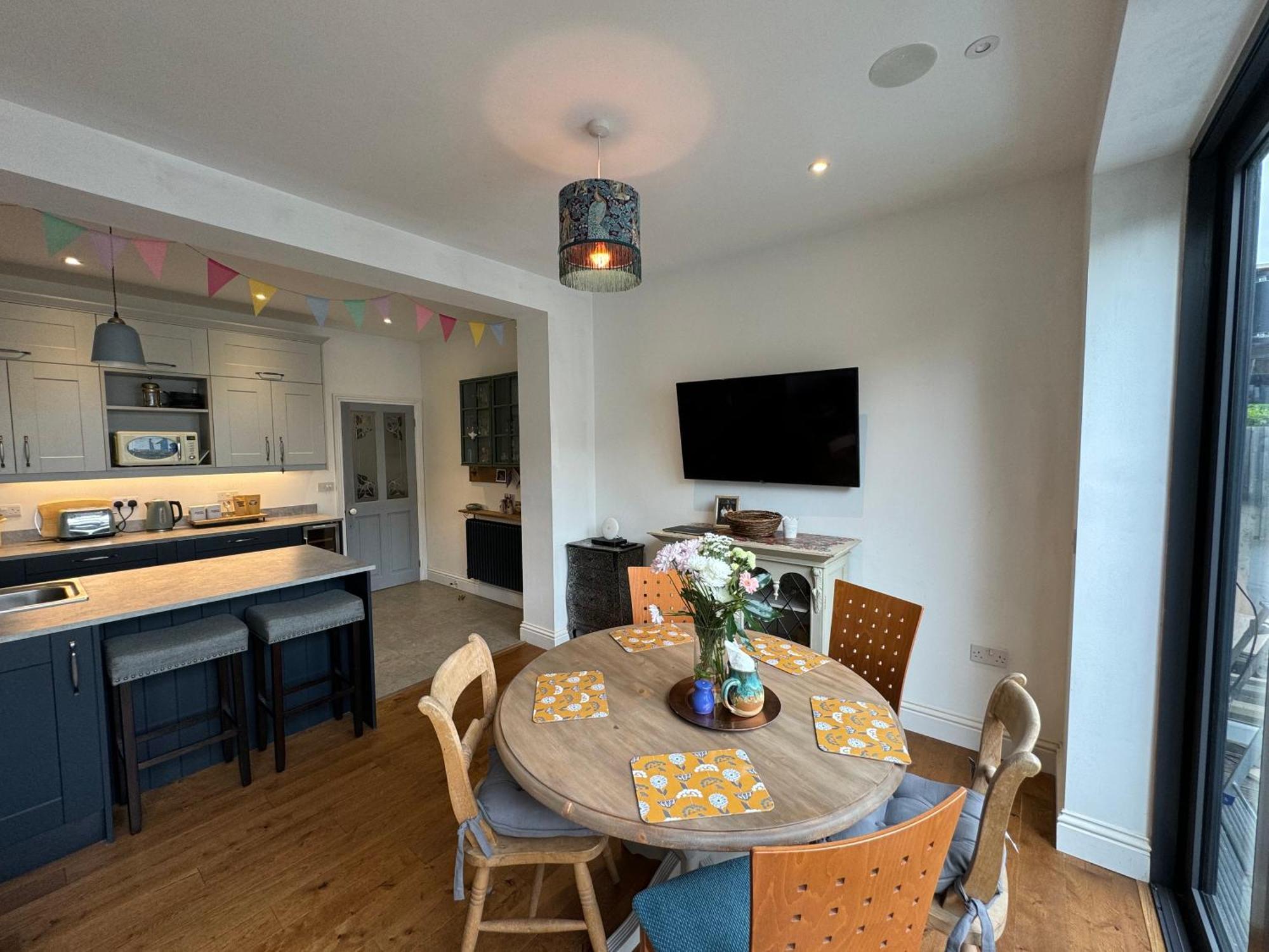Modern & Vintage Inspired In Old Totterdown Guest house