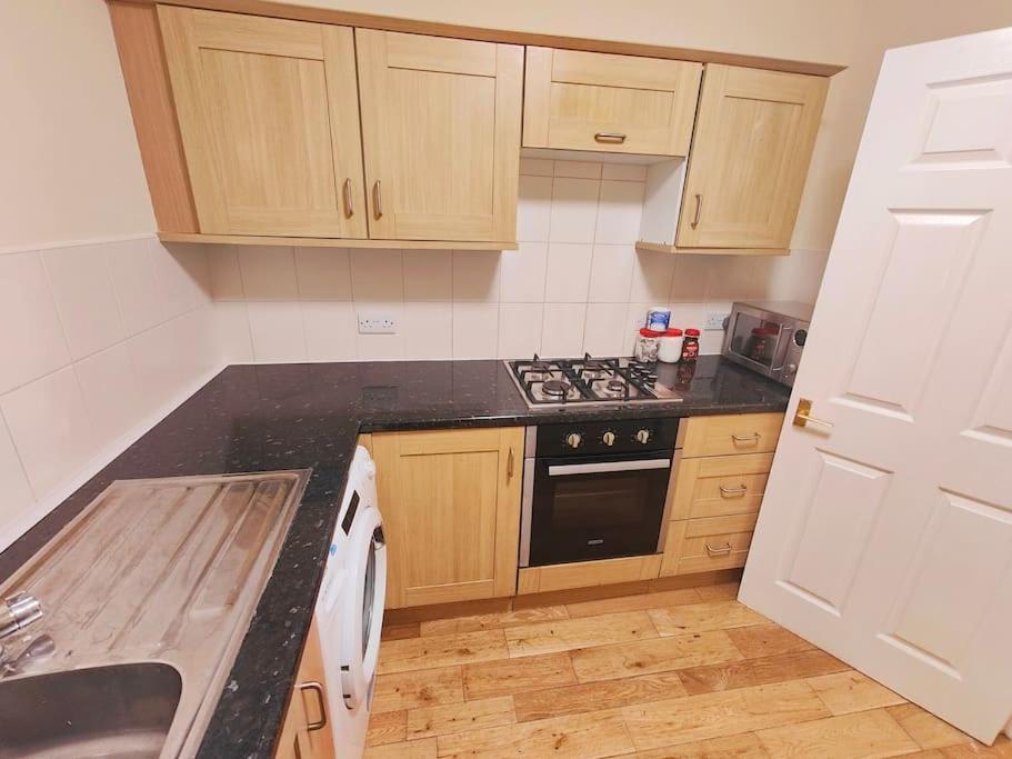 2 Bed Flat,sleeps 4,wifi,near Cabot Circus,bri 1mi * Bristol