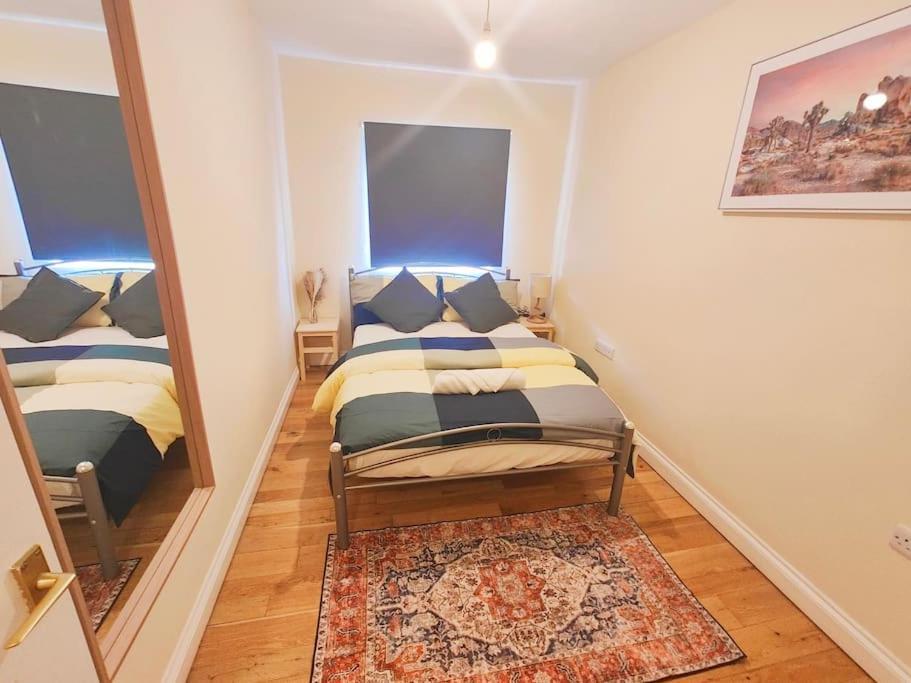 2 Bed Flat,sleeps 4,wifi,near Cabot Circus,bri 1mi Apartment