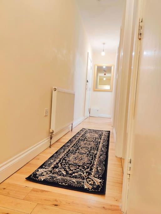 2 Bed Flat,sleeps 4,wifi,near Cabot Circus,bri 1mi Apartment *