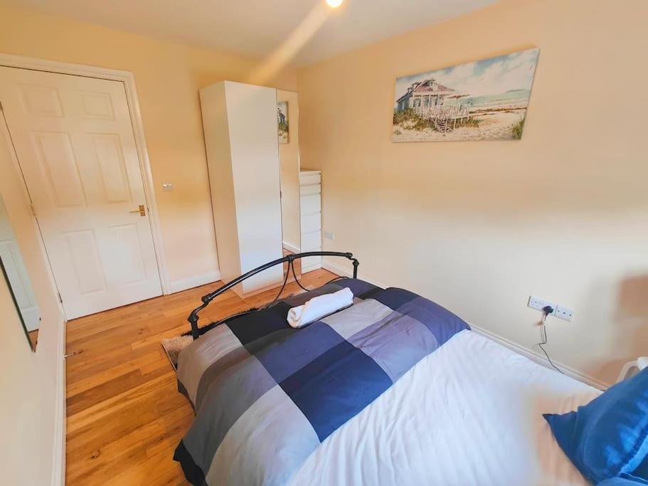 2 Bed Flat,sleeps 4,wifi,near Cabot Circus,bri 1mi Apartment
