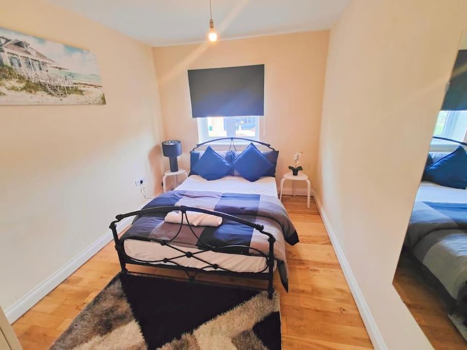 2 Bed Flat,sleeps 4,wifi,near Cabot Circus,bri 1mi