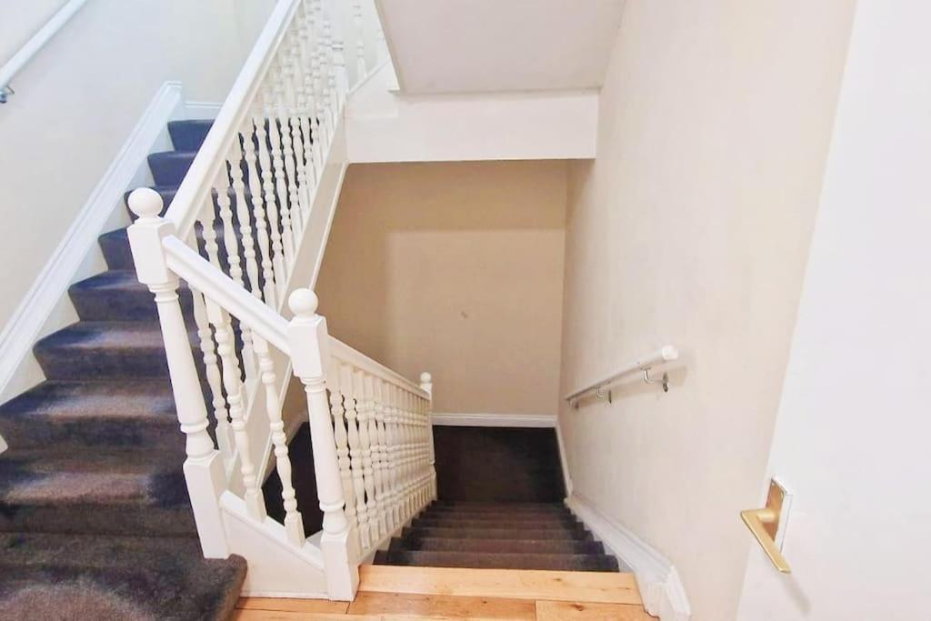 2 Bed Flat,sleeps 4,wifi,near Cabot Circus,bri 1mi Apartment