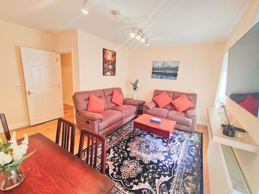 2 Bed Flat,sleeps 4,wifi,near Cabot Circus,bri 1mi Apartment
