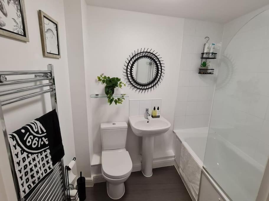 Chic 2 Bed Nr St George's Park Apartment