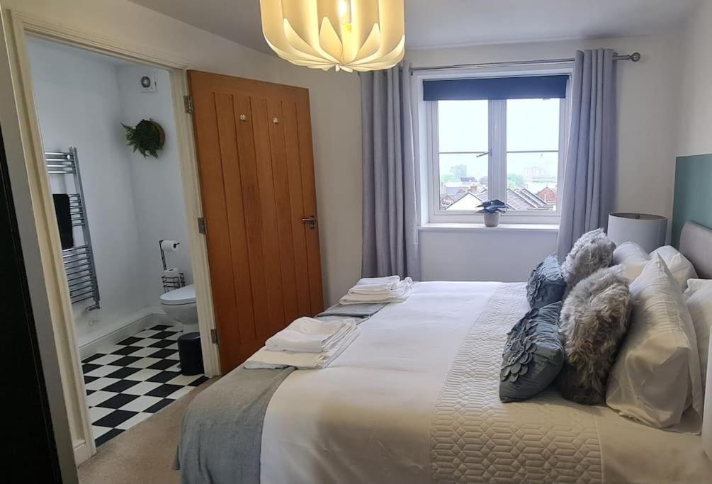 Chic 2 Bed Nr St George's Park Apartment