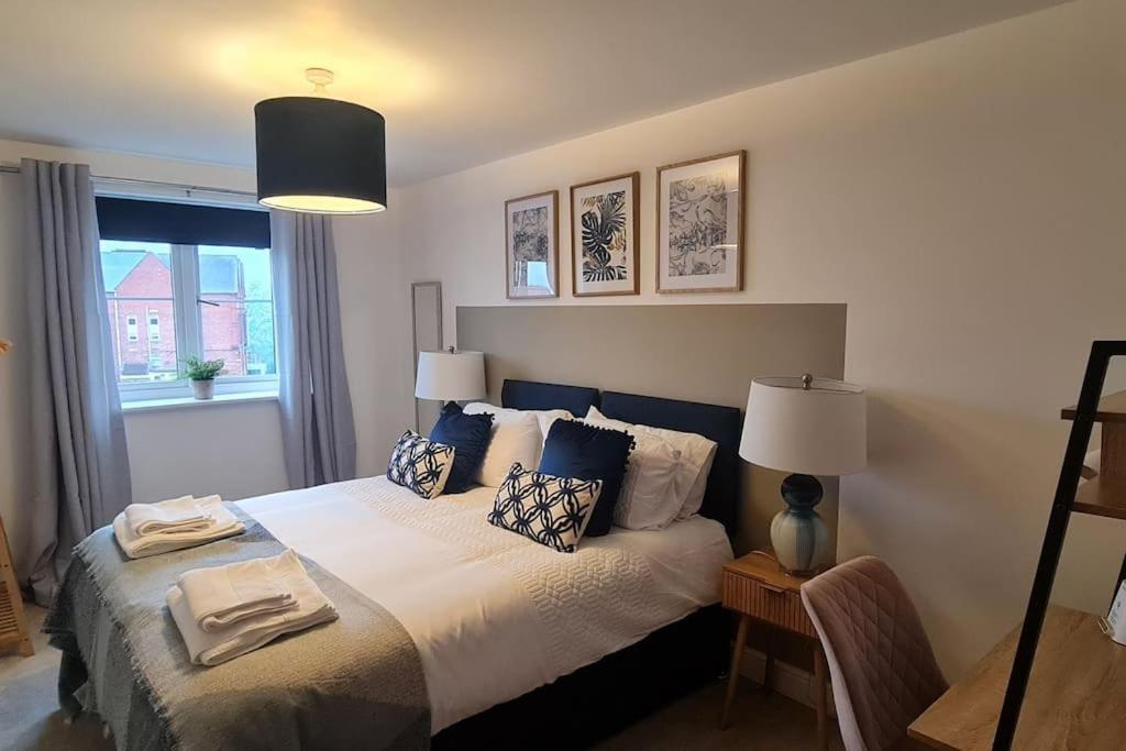 Chic 2 Bed Nr St George's Park Apartment *
