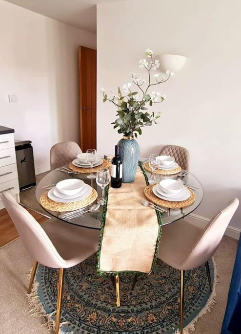 Chic 2 Bed Nr St George's Park Apartment