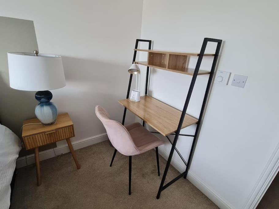 Chic 2 Bed Nr St George's Park Apartment