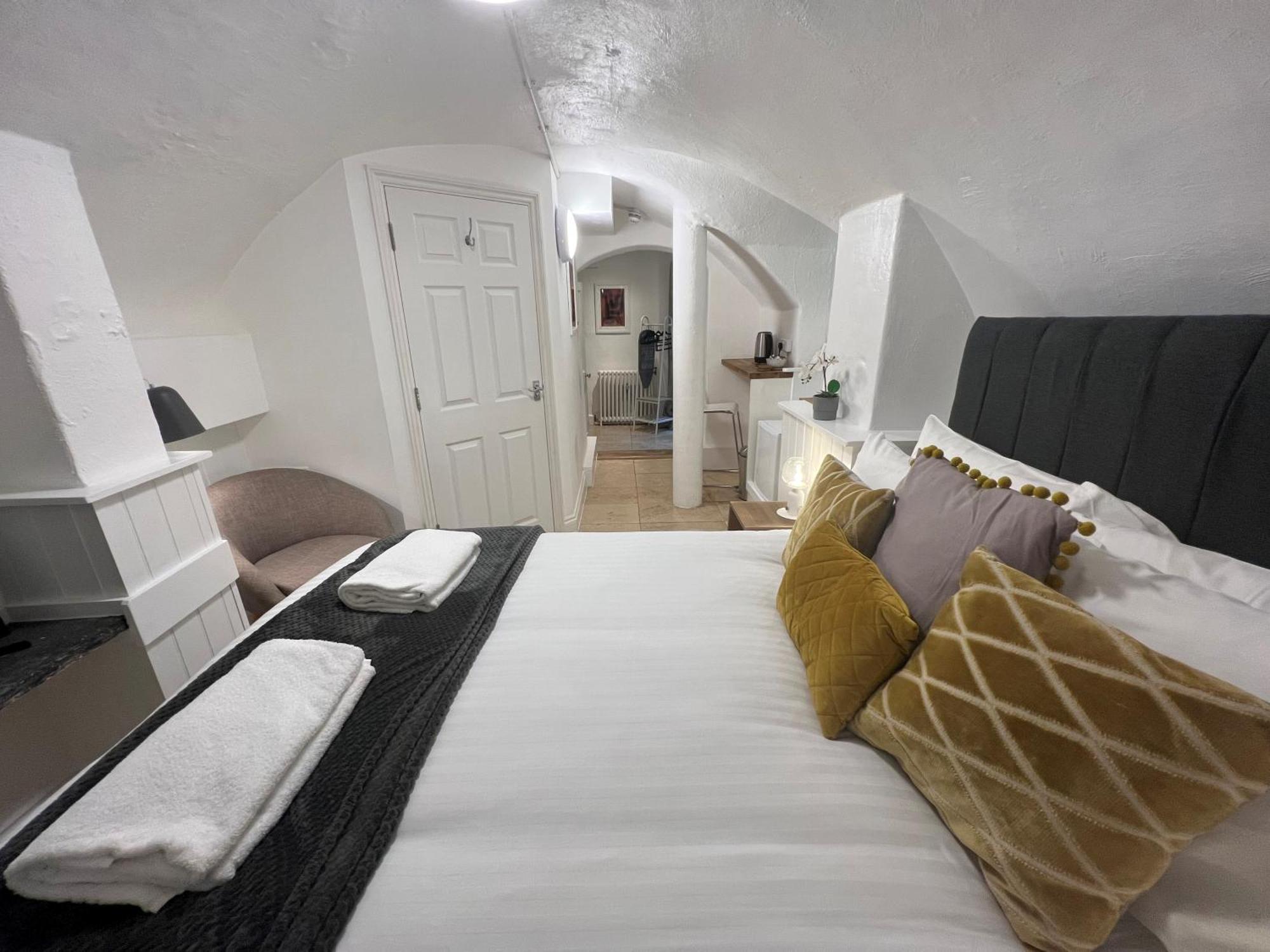 Apartment 4 Berkeley Square I Your