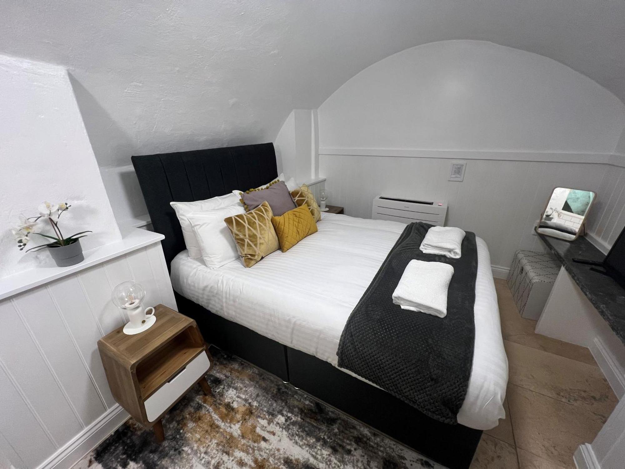 4 Berkeley Square I Your Apartment *