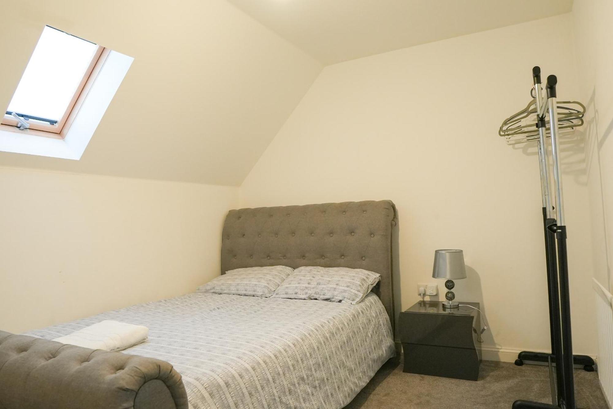 Apartment Stunning Two-bedroom At A3ree, Free Parking, Near Cribbs Causeway Mall