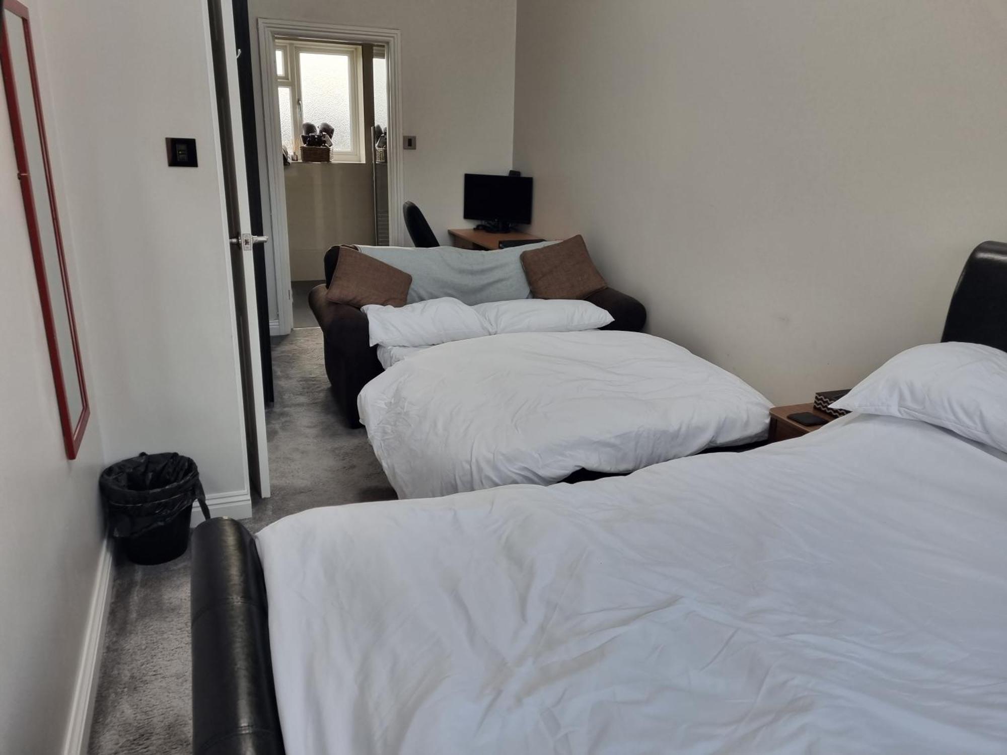 Large Kingsize Ensuite In Kingswood, Bristol, Bs15 *
