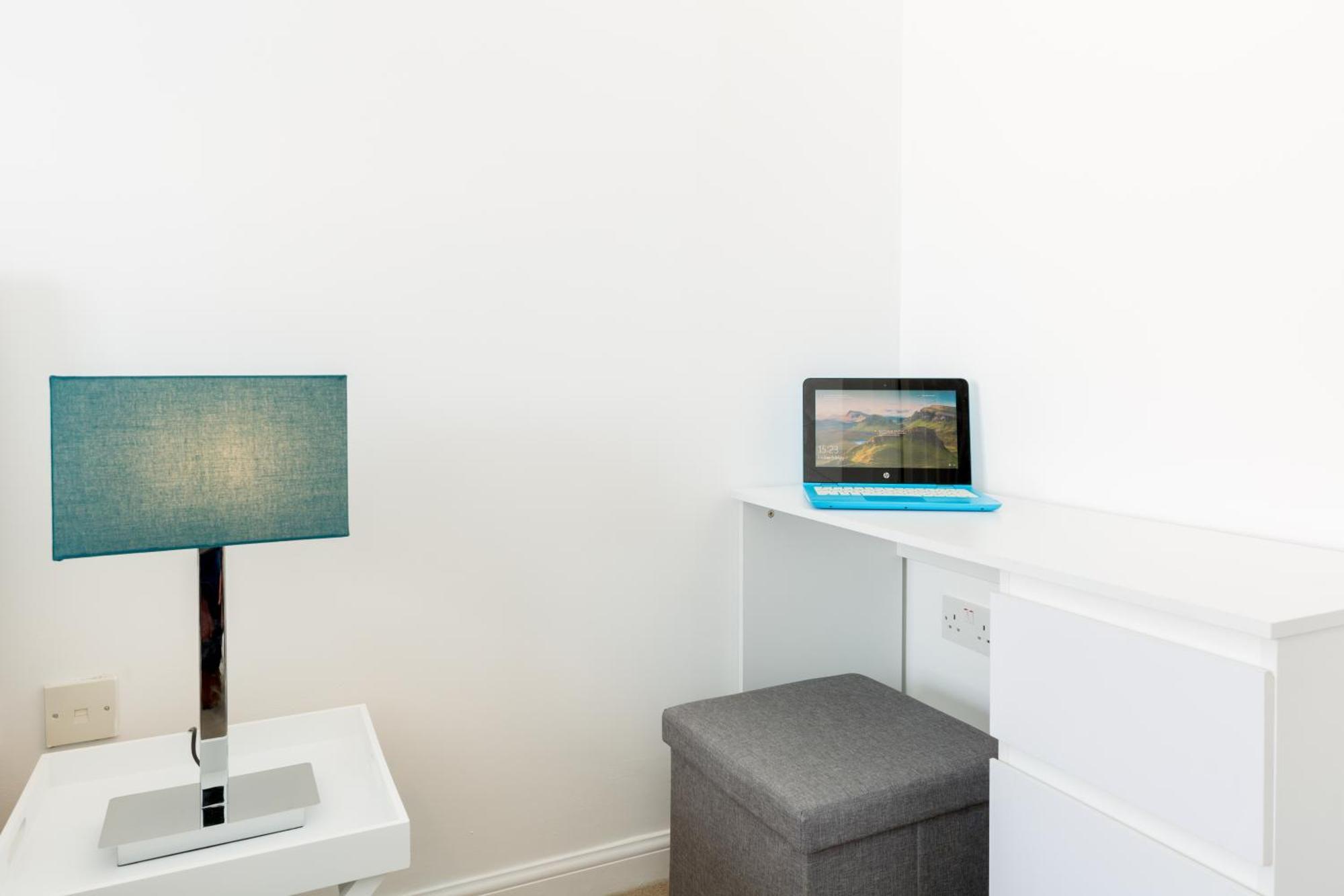 Spacious Group House For Medical Staff, Contractors & Families - Ensuites, Parking & Netflix By Dreamypads Holiday home