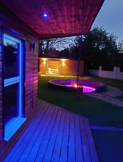 Self Contained Cabin, Firepit, Nr Mod Aztec, M5, M4 * Bristol