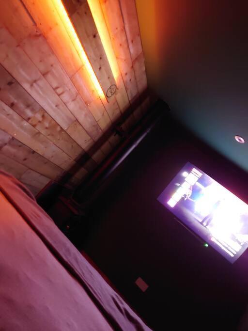 Self Contained Cabin, Firepit, Nr Mod Aztec, M5, M4 Apartment *
